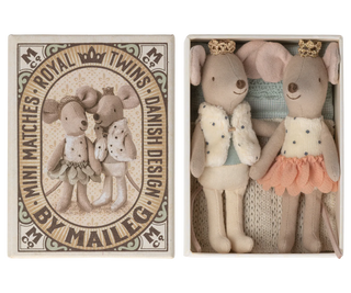 Königliche Zwillingsmäuse, Kleine Schwester und Bruder in einer Schachtel